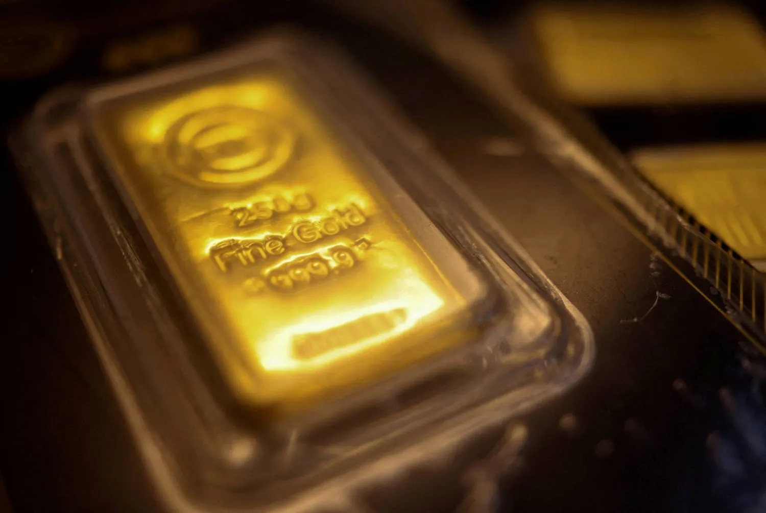 سبيكة ذهبية داخل متجر للمجوهرات في سوق الذهب بشارع المعز بالقاهرة القديمة (رويترز)