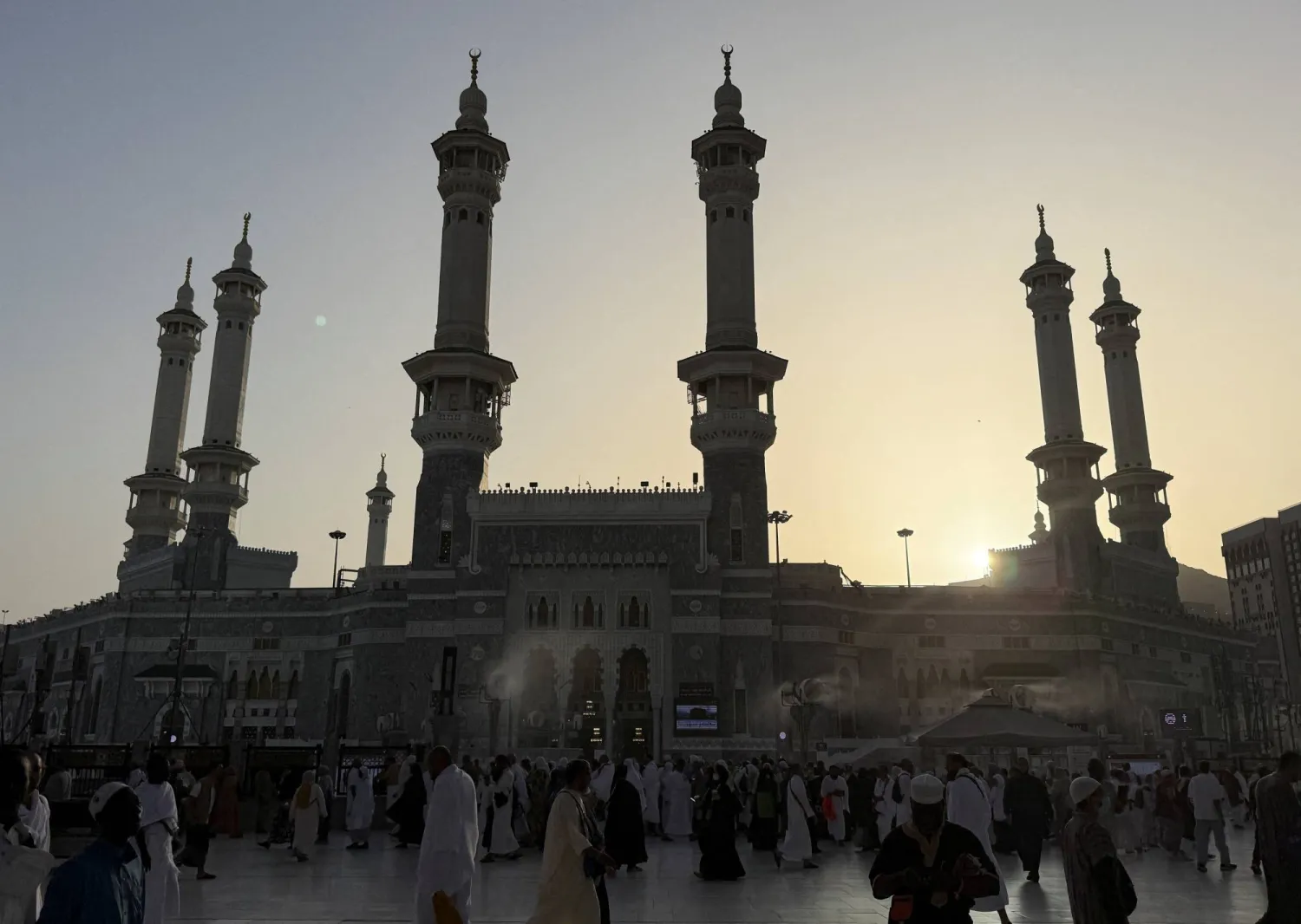 Muslim pilgrims at the Grand Mosque complex, ahead of the annual hajj pilgrimage, in the holy city of Makkah, Saudi Arabia, May 22, 2026. Picture taken with a mobile phone. REUTERS/Ibraheem Abu Mustafa
