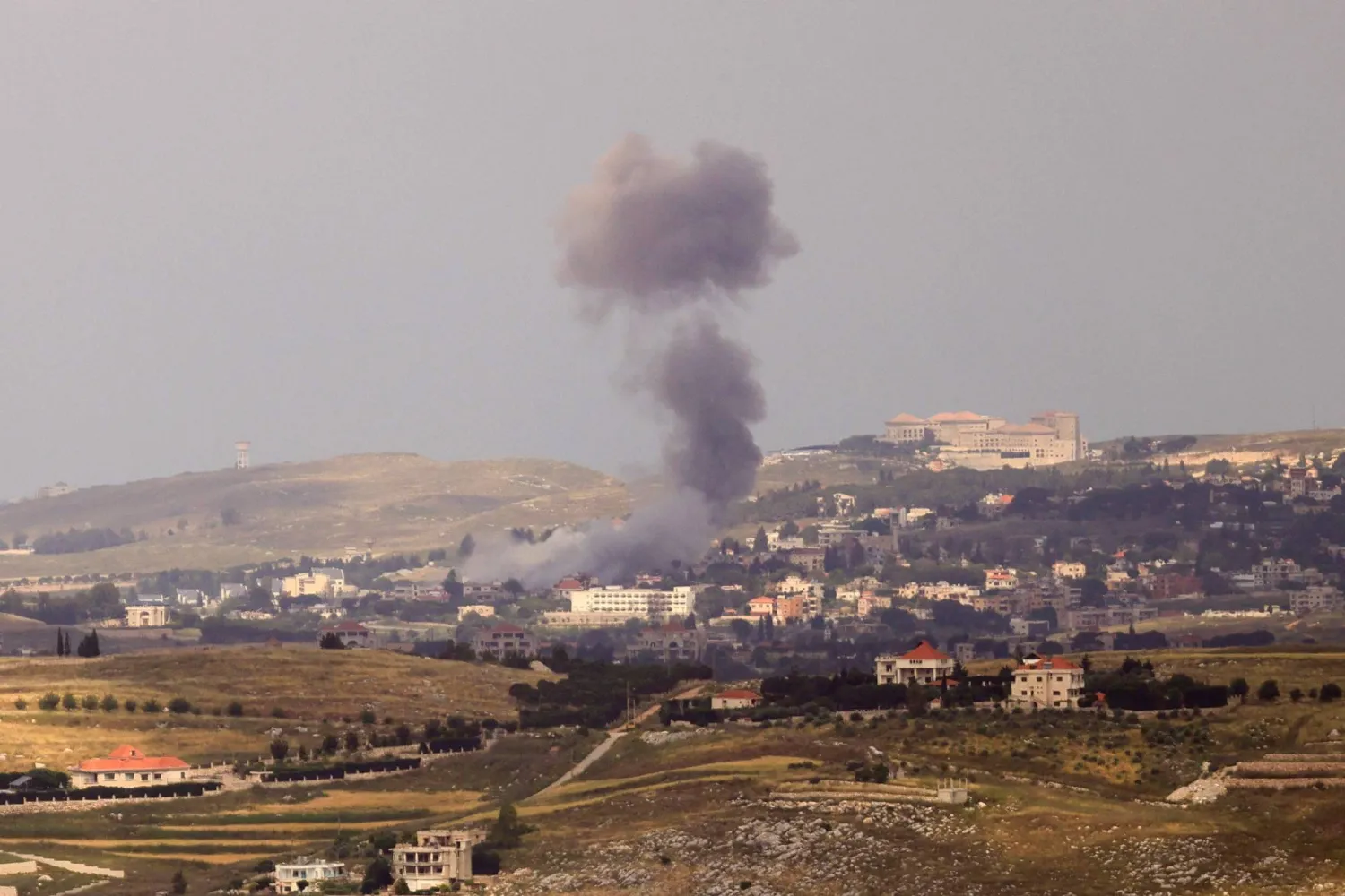 صورة ملتقطة في 21 مايو 2026 تظهر دخاناً يتصاعد من موقع غارة إسرائيلية استهدفت قرية ميفدون جنوب لبنان (أ.ف.ب)