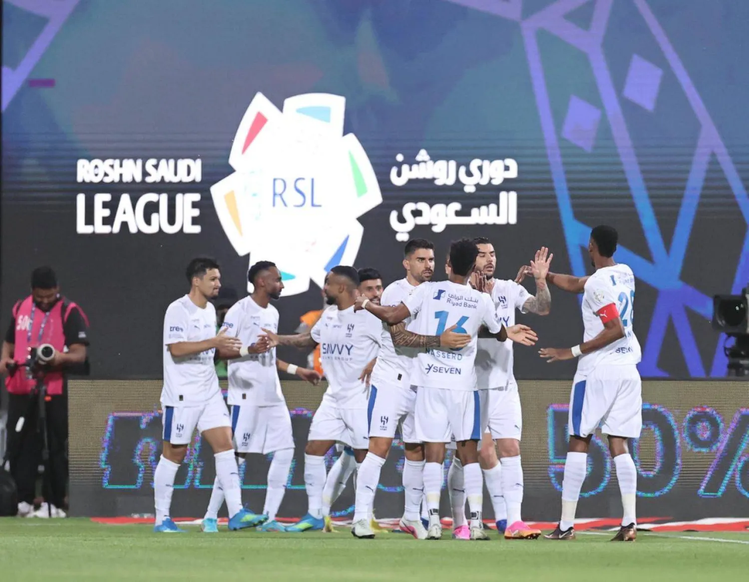 لاعبو الهلال يحتفلون بهدف الفوز على الفيحاء في المباراة الأخيرة (تصوير: سعد العنزي)
