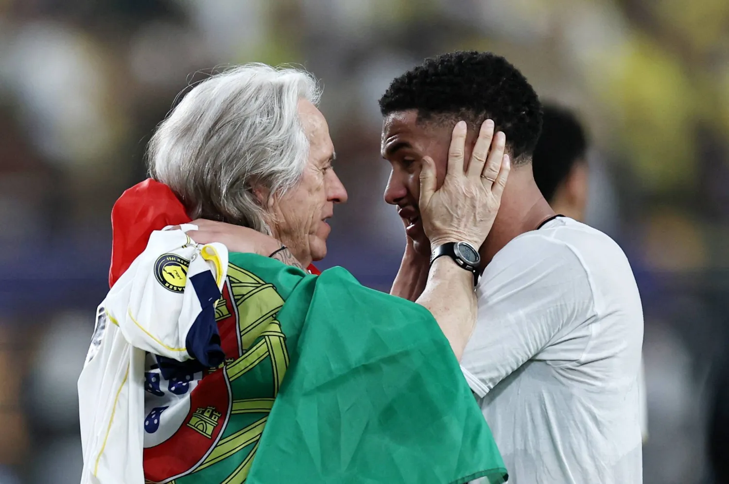 خيسوس يهنئ لاعبه أنجيلو بعد تحقيق لقب «الدوري السعودي» (رويترز)