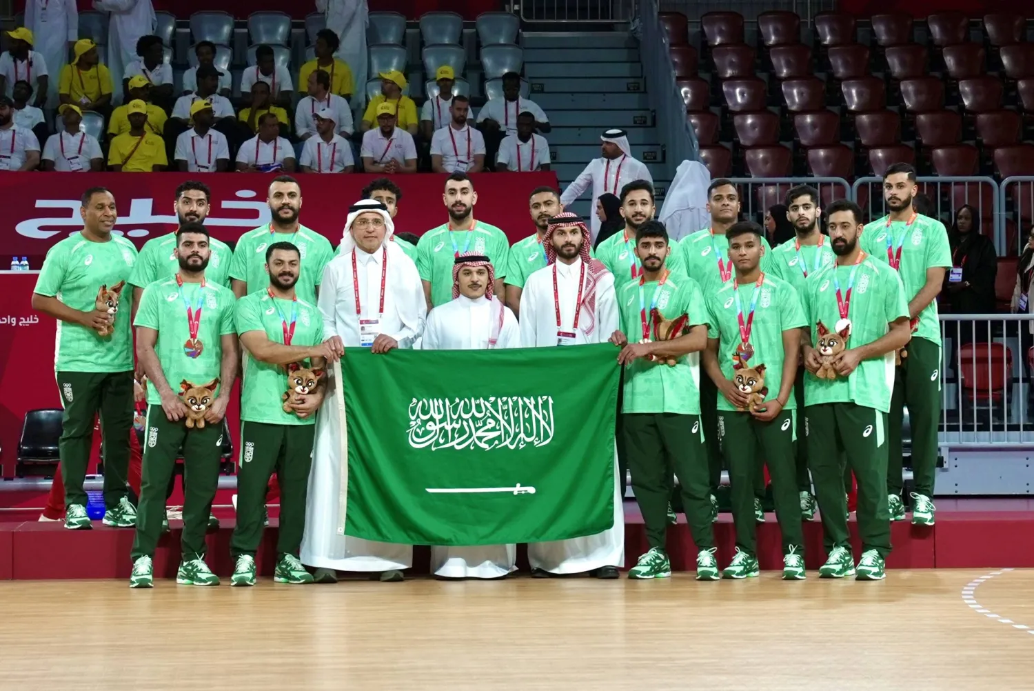 لحظة تتويج فريق اليد السعودي بالبرونزية الخليجية (الشرق الأوسط)