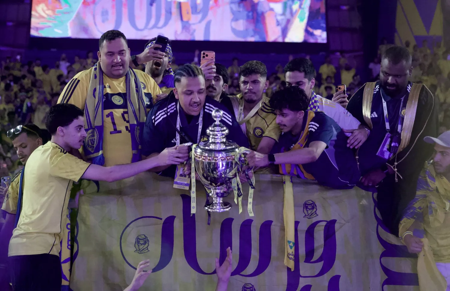 جماهير النصر تحتفل بالكأس (تصوير: نايف العتيبي)