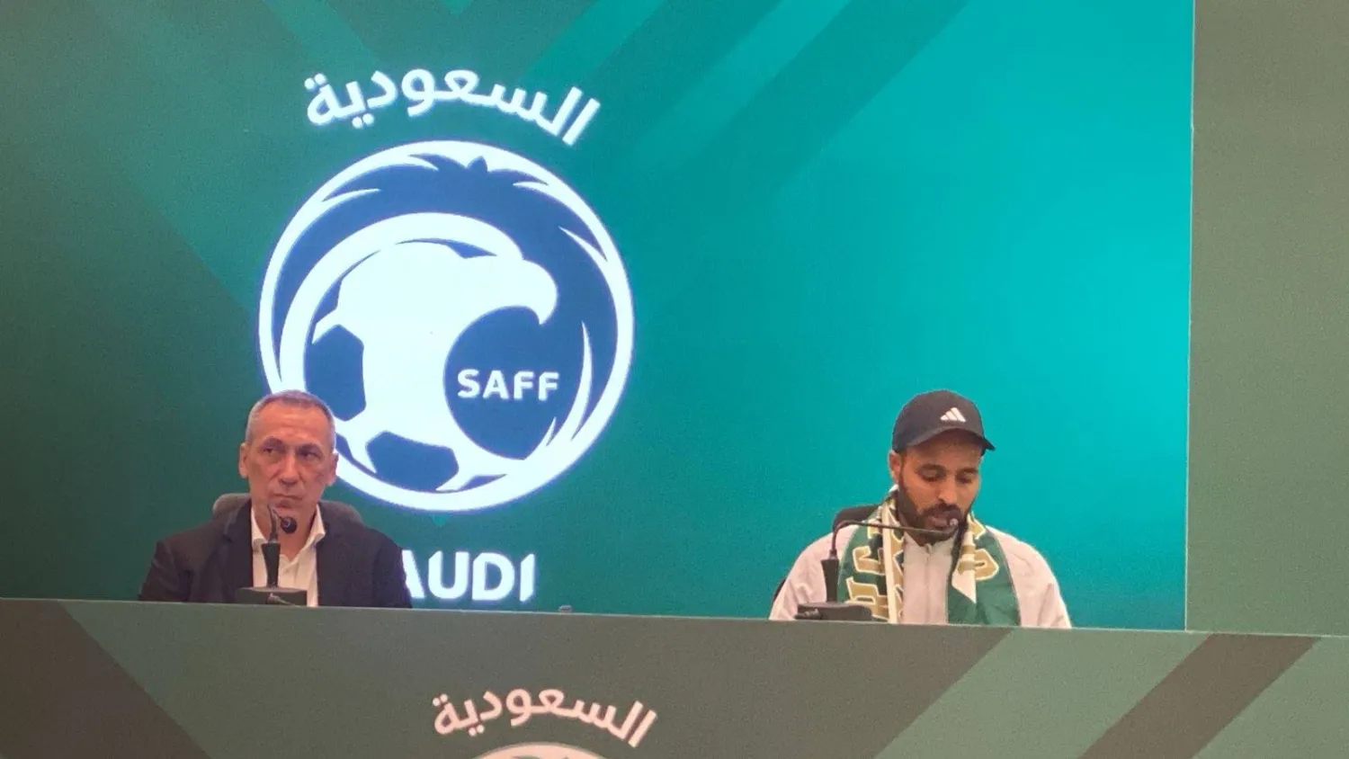 اليوناني دونيس في المؤتمر الصحافي الخاص للمنتخب السعودي (الشرق الأوسط)
