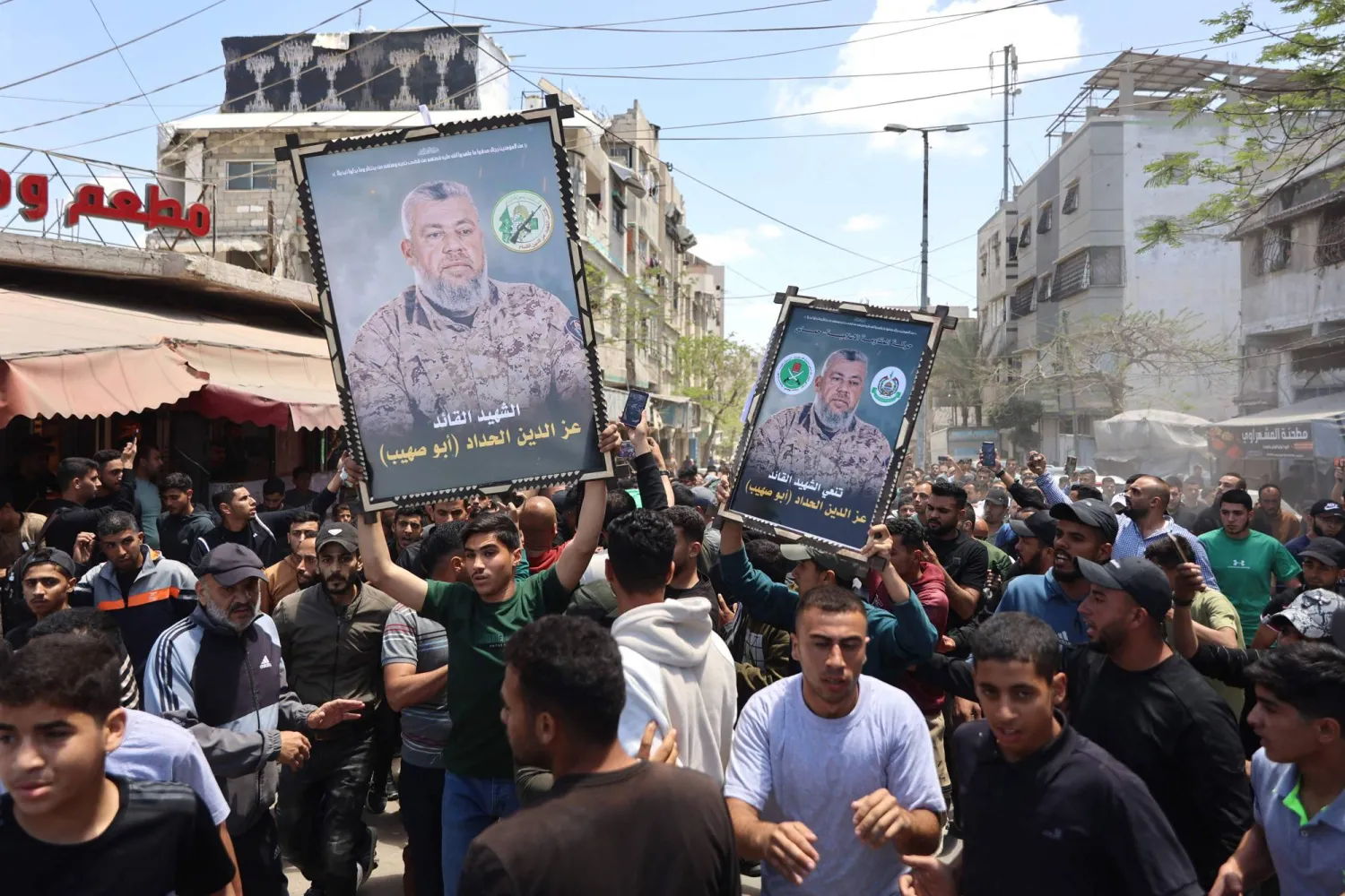 فلسطينيون يحملون صور القائد العسكري لـ«حماس» عز الدين الحداد خلال تشييعه في مدينة غزة يوم 16 مايو 2026 (أ.ف.ب)