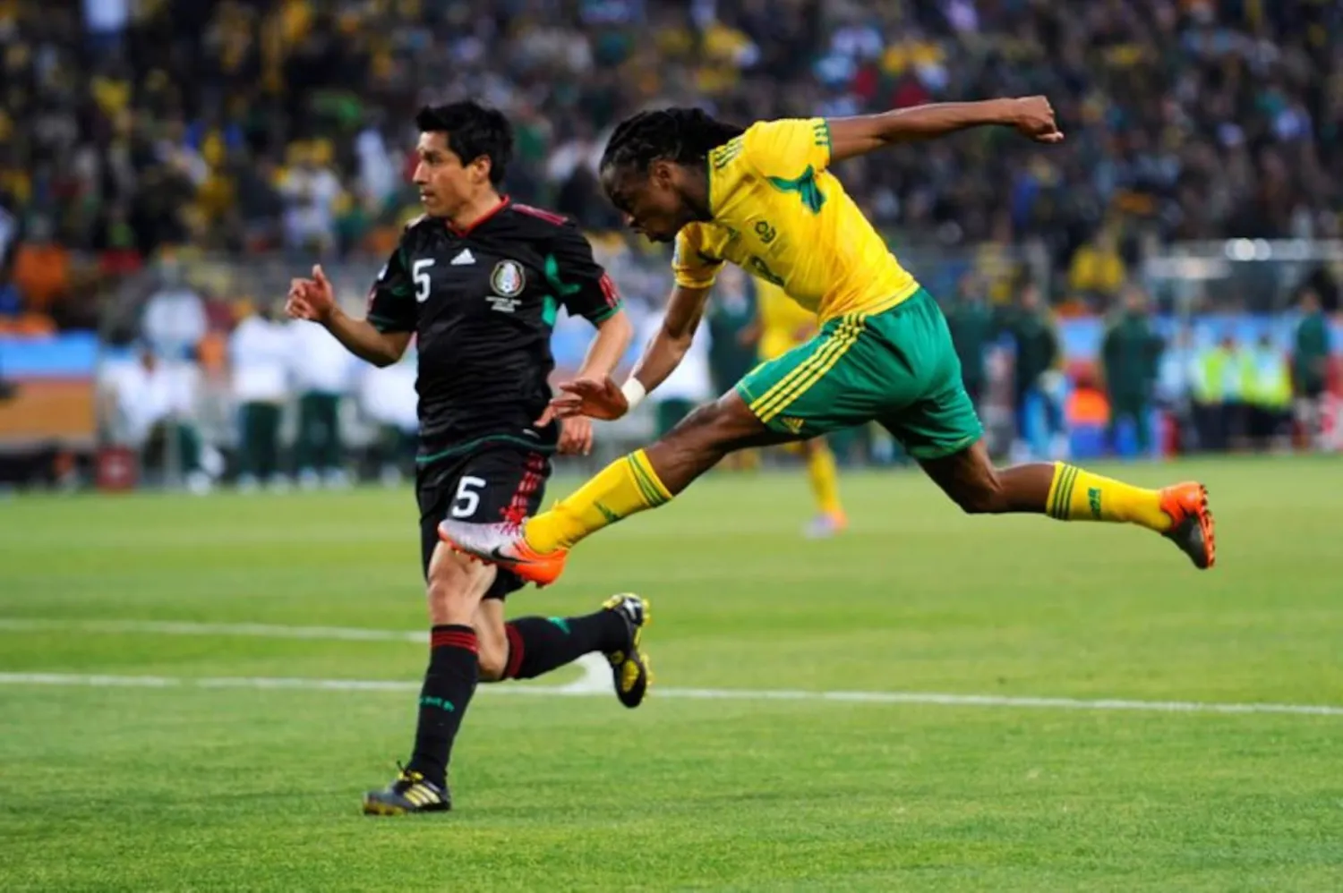 منتخبا المكسيك وجنوب أفريقيا خلال المباراة الافتتاحية لكأس العالم 2010 (رويترز)