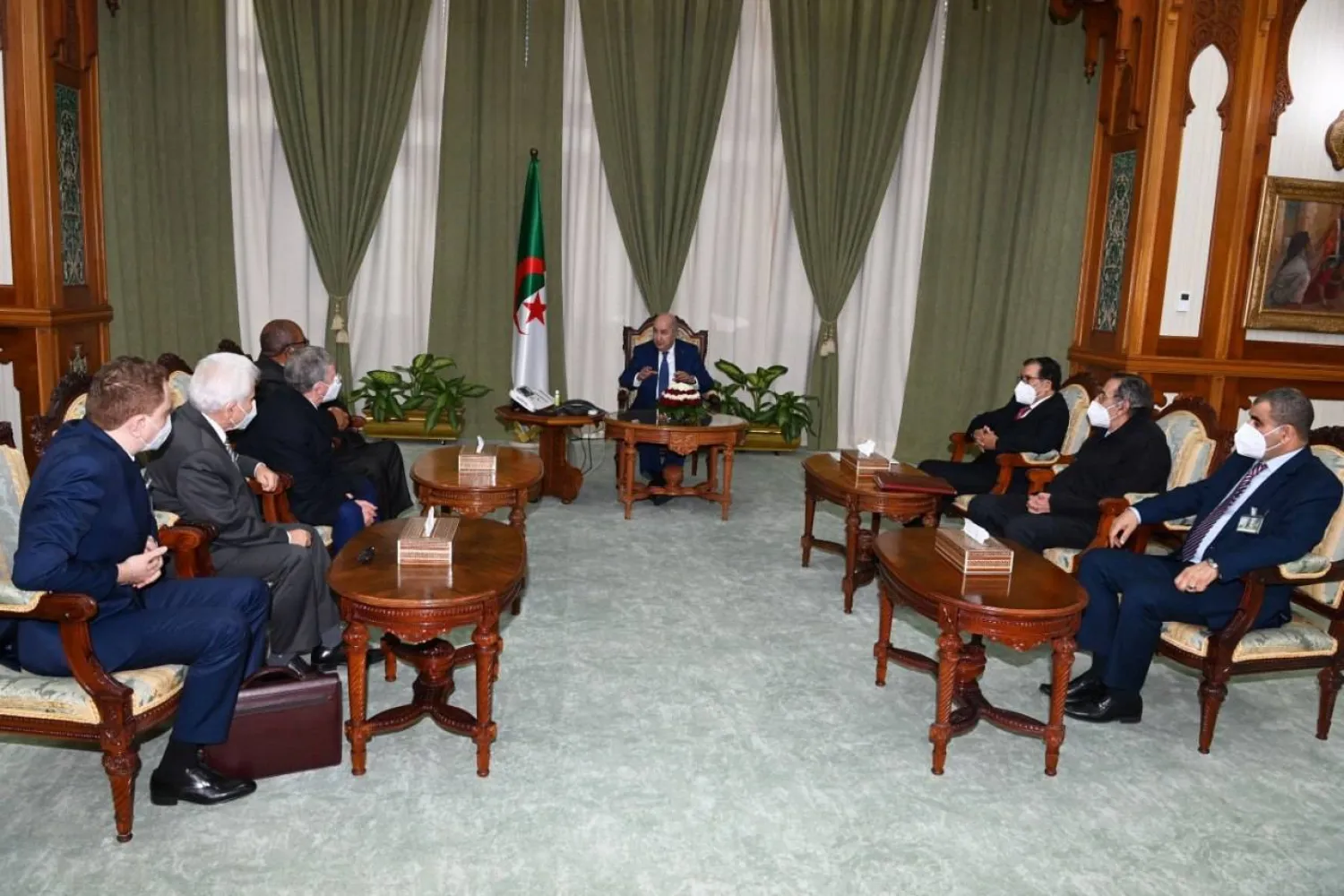 أعضاء «لجنة الذاكرة» خلال اجتماع لهم بالرئيس تبون نهاية 2022 (الرئاسة الجزائرية)