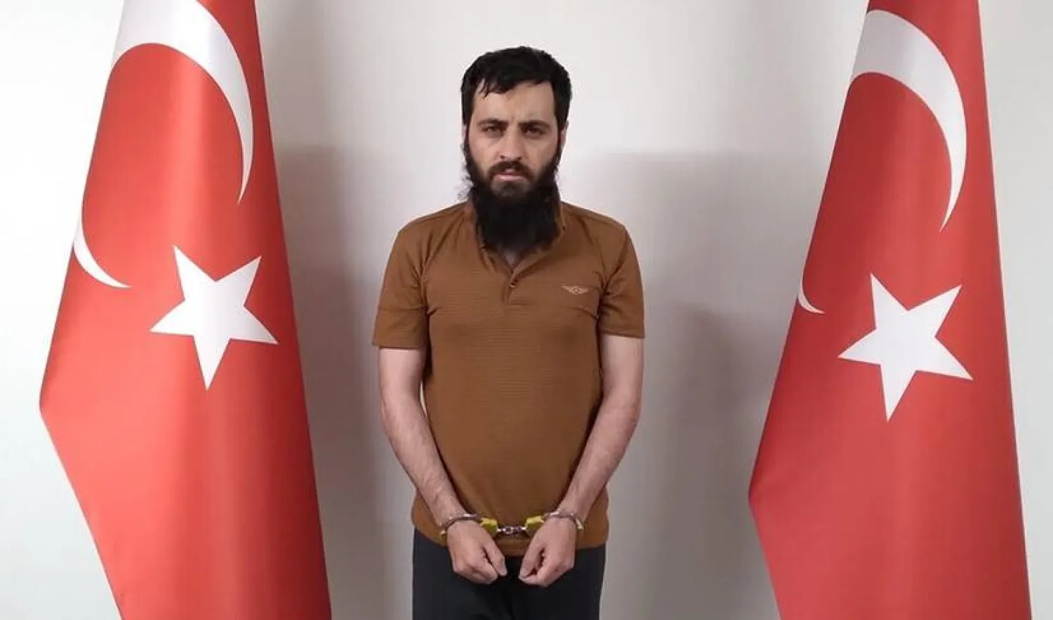 صورة موزعة من المخابرات التركية للإرهابي عمر دينيز دوندار عقب القبض عليه في سوريا وإحضاره إلى تركيا (إعلام تركي)