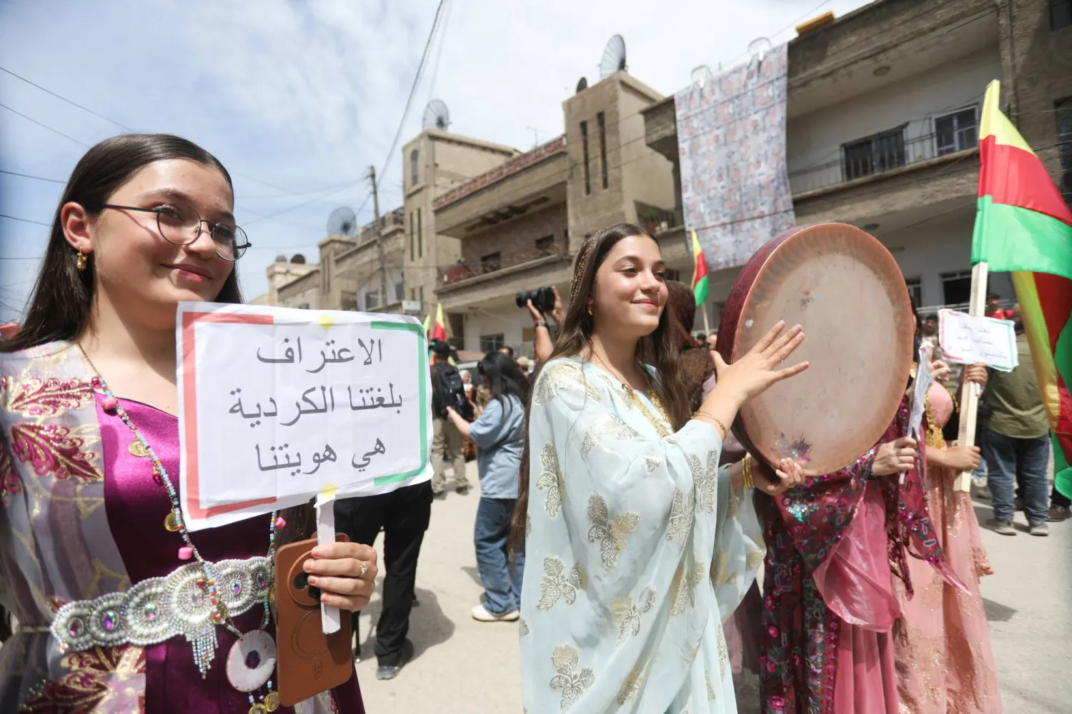 جانب من احتفالات الأكراد بيوم اللغة الكردية في القامشلي شمال شرقي سوريا يوم 14 مايو 2026 (رويترز)