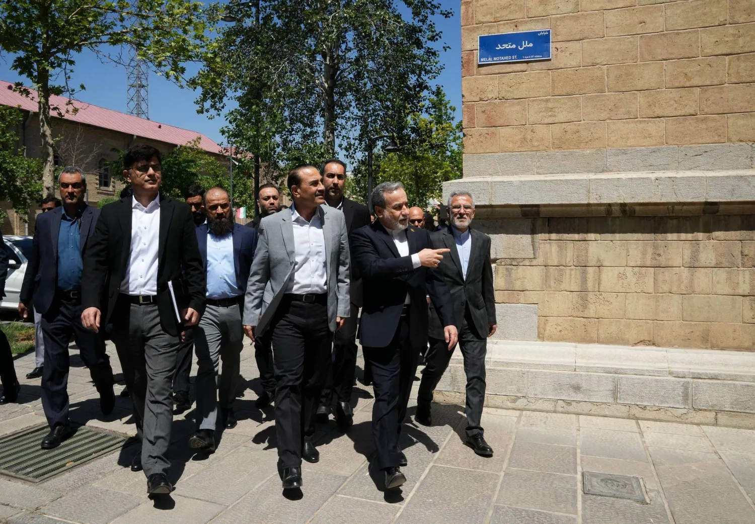 وزير الخارجية الإيراني عباس عراقجي يرافق المشير عاصم منير في جولة بميدان مشق وسط طهران قبيل مغادرته إيران (الخارجية الإيرانية)