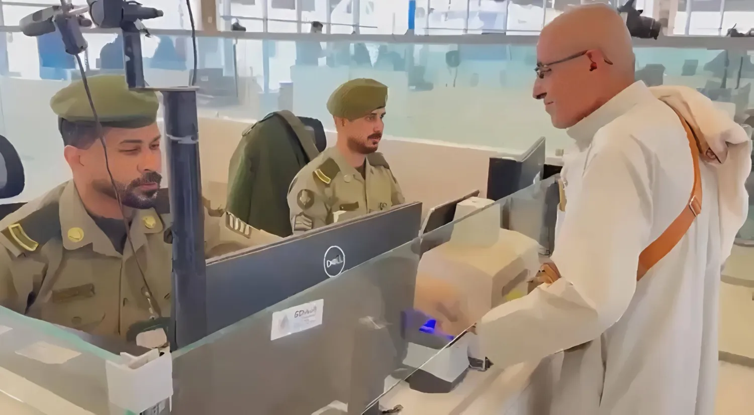 جرى استكمال إجراءات دخول الحجاج وتوفير وسائل النقل والرعاية الصحية لهم (الشرق الأوسط)