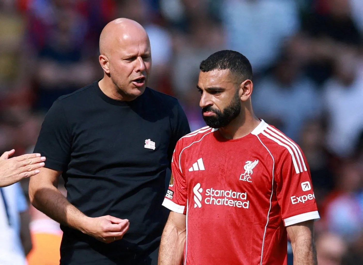 محمد صلاح مع مدرب ليفربول آرني سلوت (رويترز)