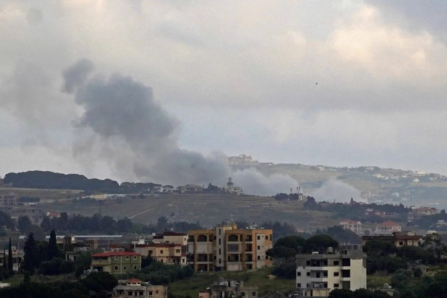 İsrail hava saldırısı Lübnan'ın güneyindeki Kfar Tebnit kasabasını hedef aldı (AFP)