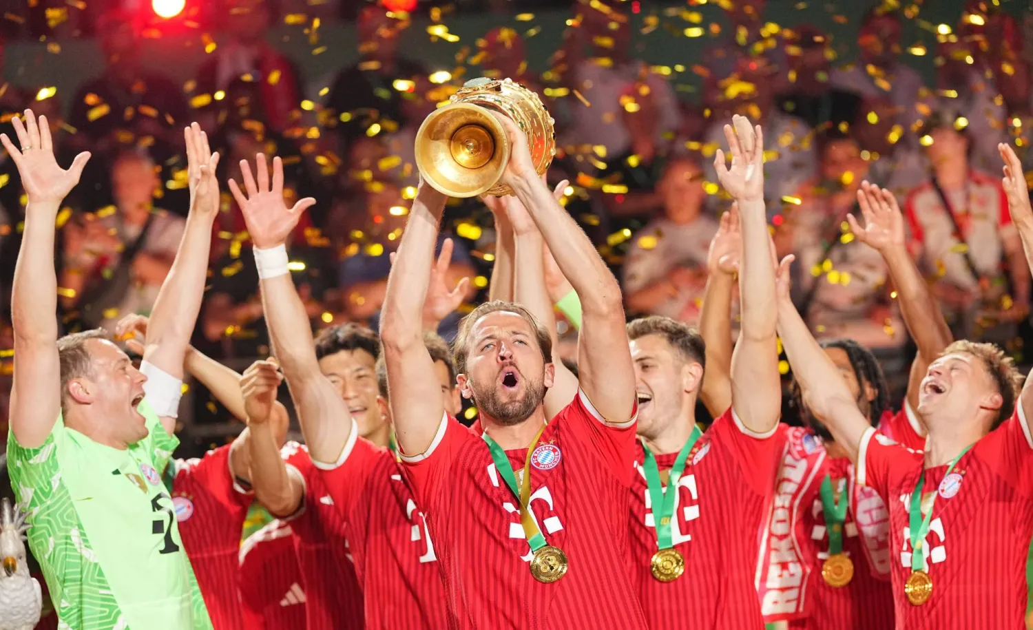 كين يرفع كأس ألمانيا عالياً (أ.ب)