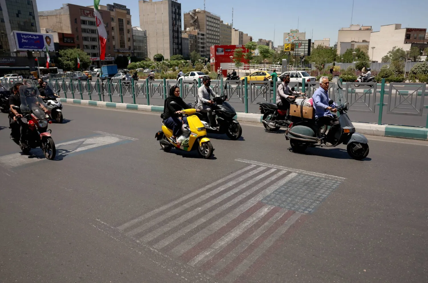 صورة من شوارع العاصمة الإيرانية طهران أمس (إ.ب.أ)