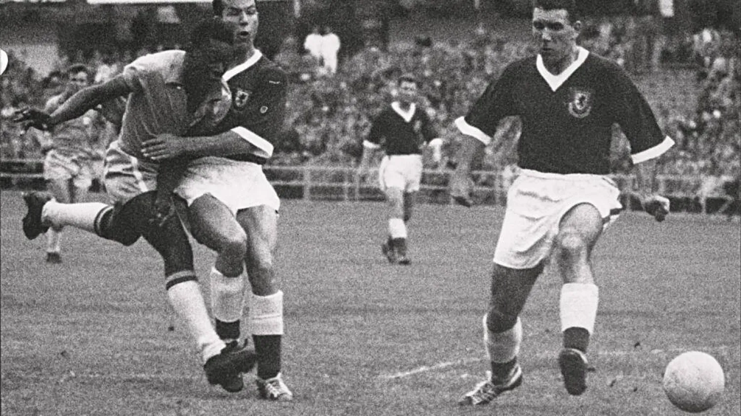 البرازيلي بيليه بعمر السابعة عشرة في مونديال 1958 خلال مواجهة ويلز في ربع النهائي (ا.ف.ب)