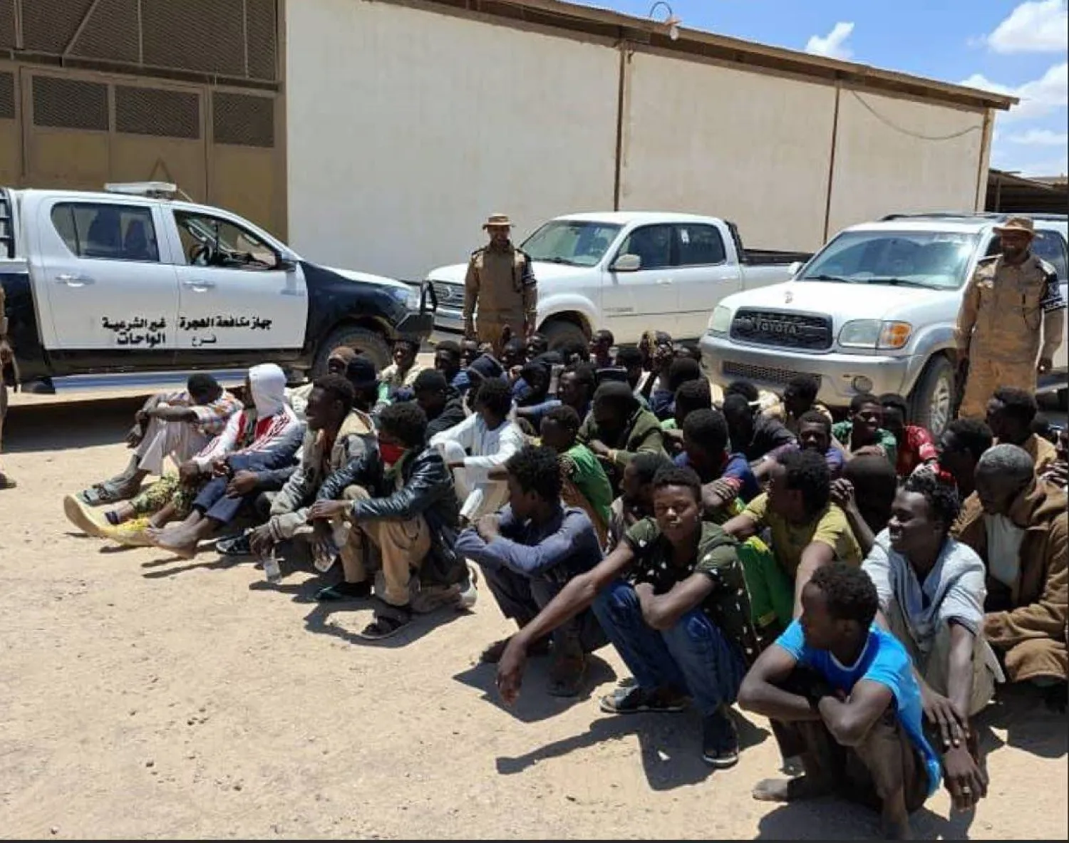 جانب من المهاجرين غير النظاميين السودانيين والتشاديين بعد إنقاذهم من الصحراء الجنوبية 23 مايو (جهاز مكافحة الهجرة بشرق ليبيا)