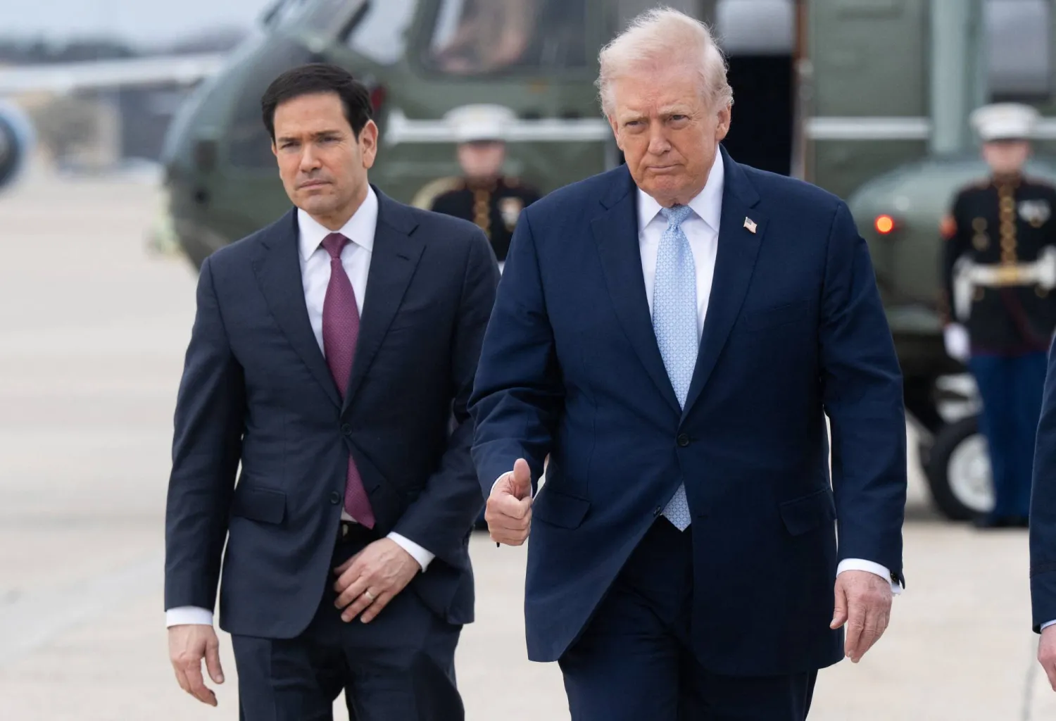 الرئيس الأميركي دونالد ترمب ووزير خارجيته ماركو روبيو يستعدان للصعود إلى الطائرة الرئاسية في قاعدة أندروز بماريلاند مارس الماضي (أ.ف.ب)