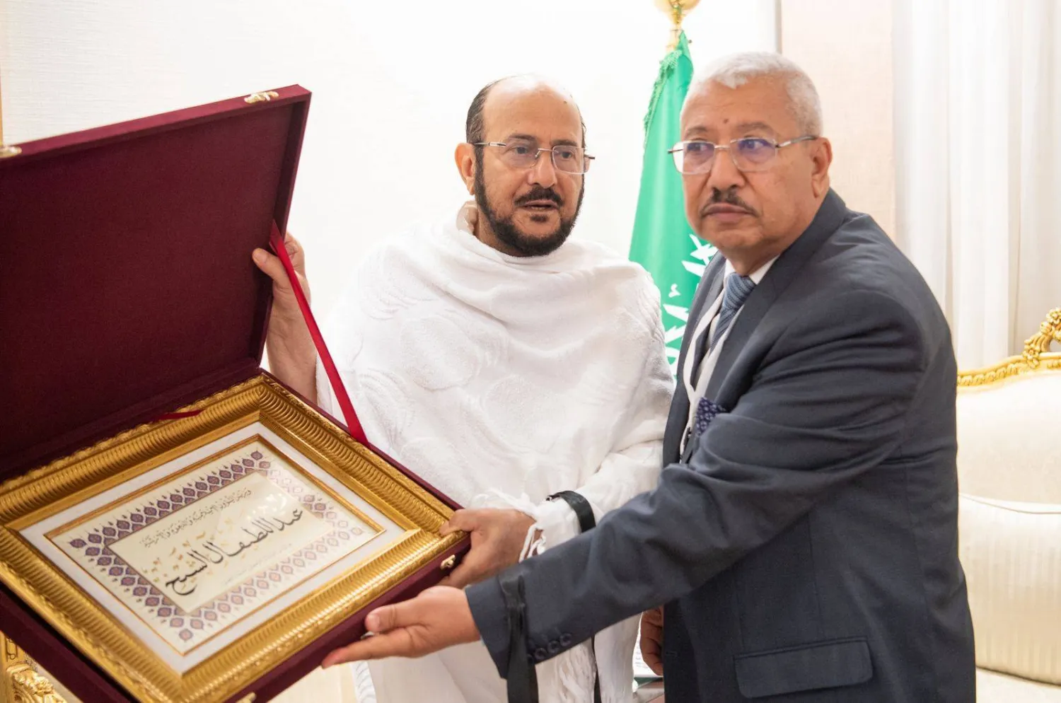 وزير الشؤون الإسلامية والدعوة والإرشاد السعودي خلال استقباله عدداً من الشخصيات الإسلامية في مشعر منى (الشرق الأوسط)