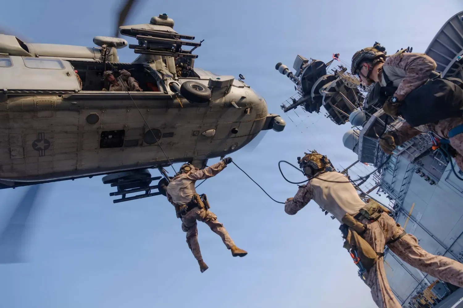 ABD Deniz Piyadeleri, ABD Merkez Komutanlığı operasyon bölgesinde, amfibi hücum gemisi USS Tripoli'de bulunan bir helikopterden halatla iniş tatbikatı gerçekleştiriyor, (ABD Deniz Piyade Kolordusu)