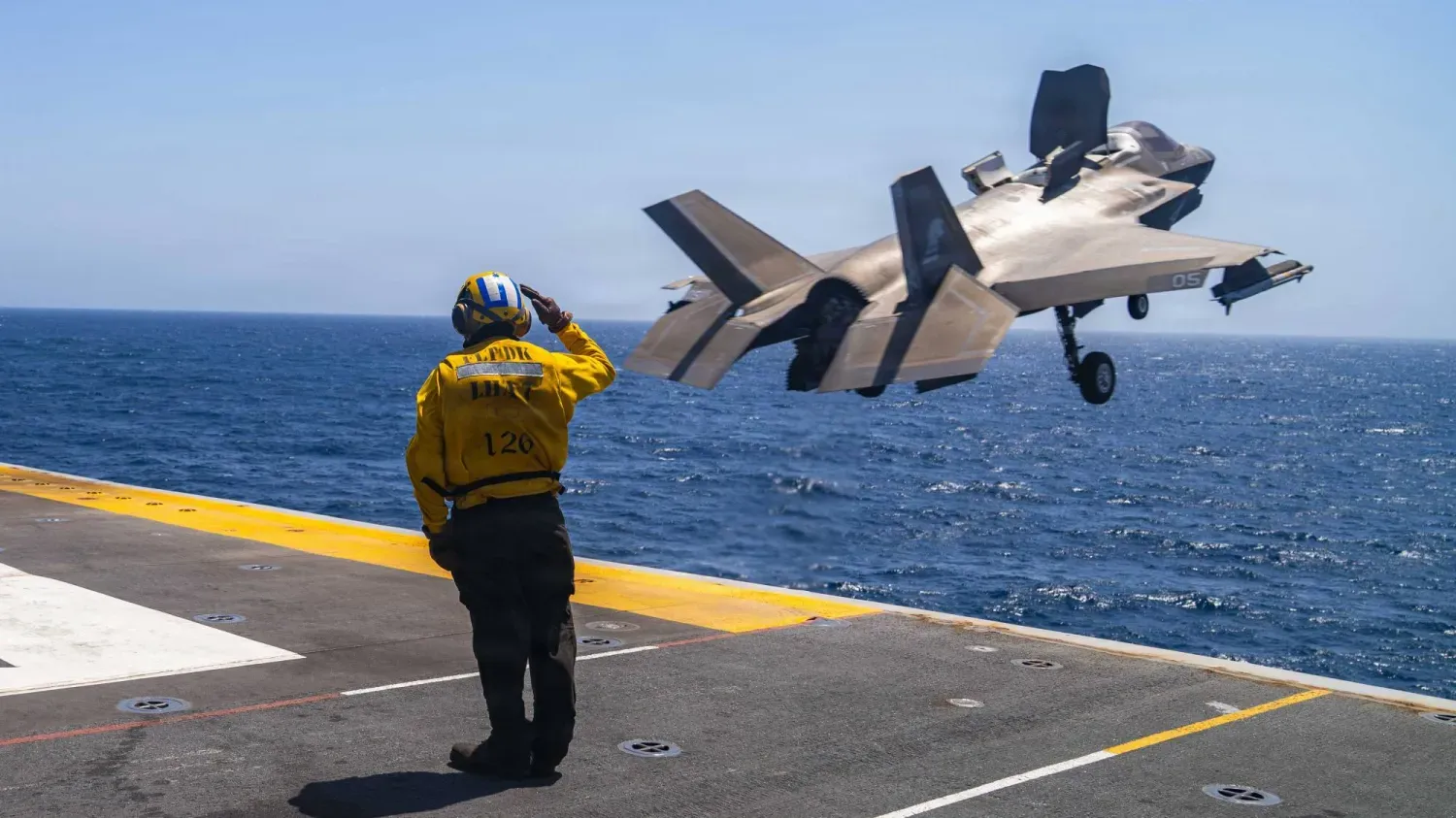 ABD'nin amfibi hücum gemisi USS Tripoli'den bir F-35B savaş uçağı, Arap Denizi'ndeki operasyonlar sırasında kalkış yapıyor (CENTCOM)