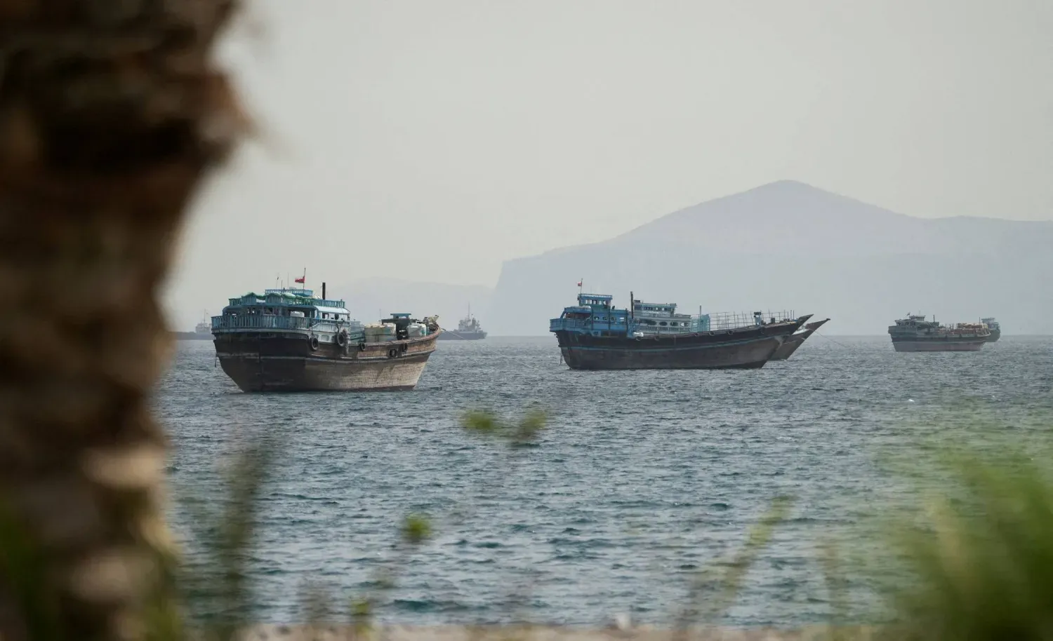 Umman açıklarındaki Hürmüz Boğazı’nda seyreden tekneler (Reuters)