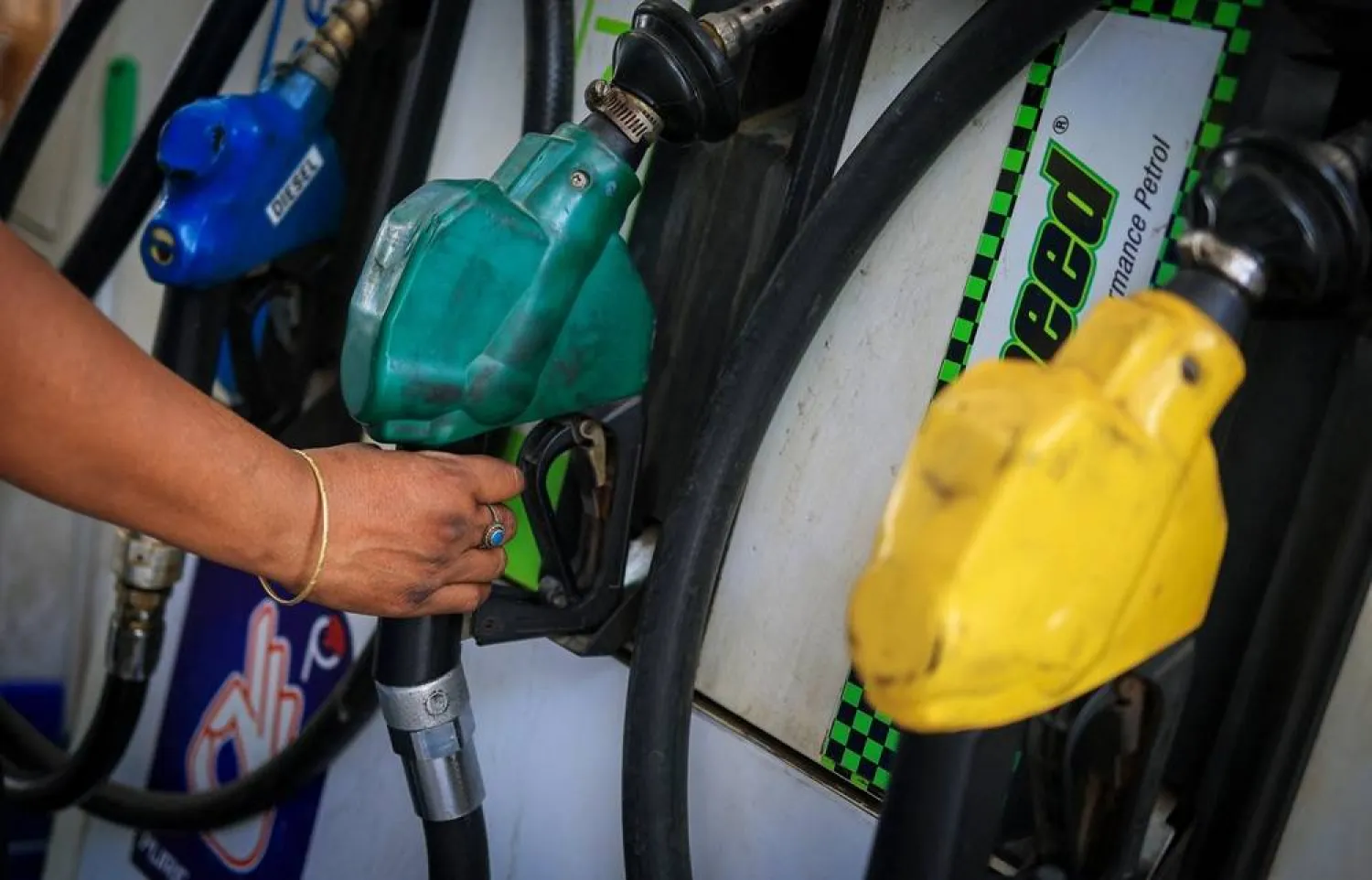  A worker holds a nozzle to pump fuel in a vehicle at a petrol pump in New Delhi, India, May 19, 2026. (Reuters)
