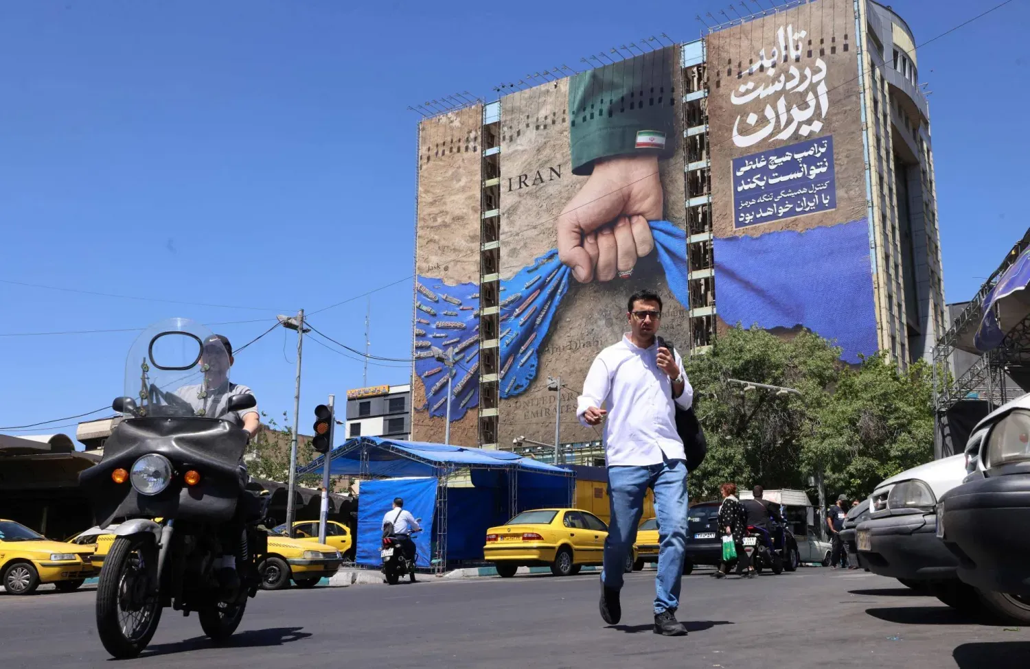 Tahran sokaklarındaki bir reklam panosu (AFP)