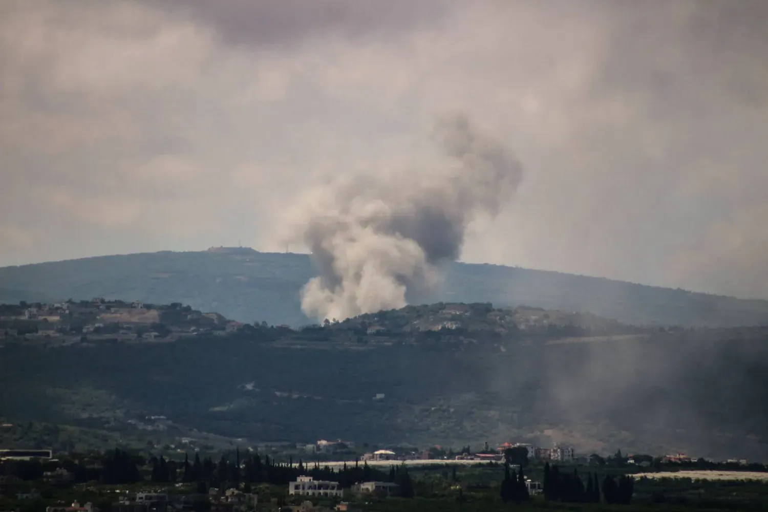 İsrail'in Lübnan'ın güneyindeki Zibkin köyüne düzenlediği hava saldırısının ardından yükselen dumanlar (AFP)