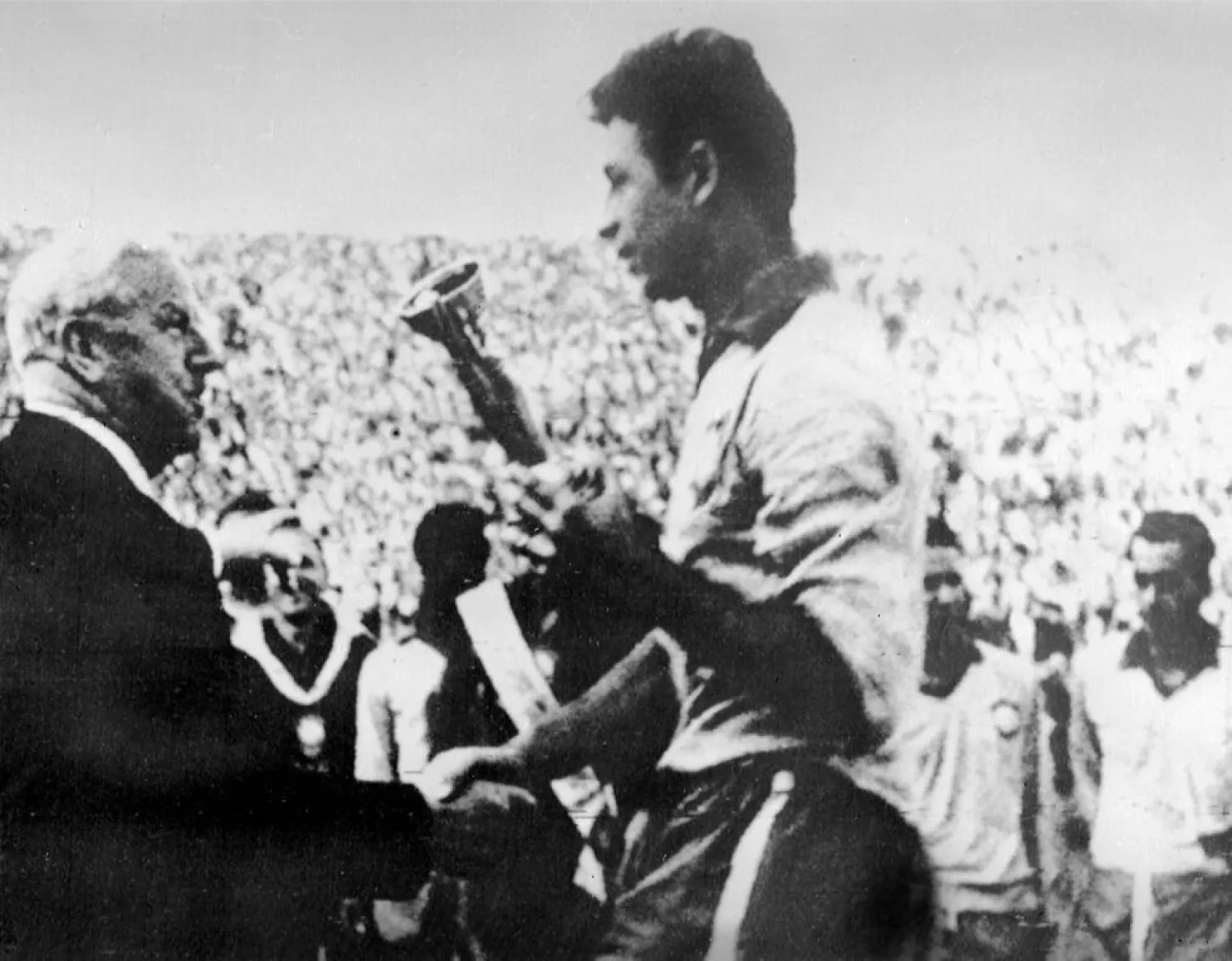 رئيس الاتحاد الدولي الإنجليزي ستانلي راوس يسلم كأس العالم 1962 لقائد البرازيل ماورو (أ.ف.ب)