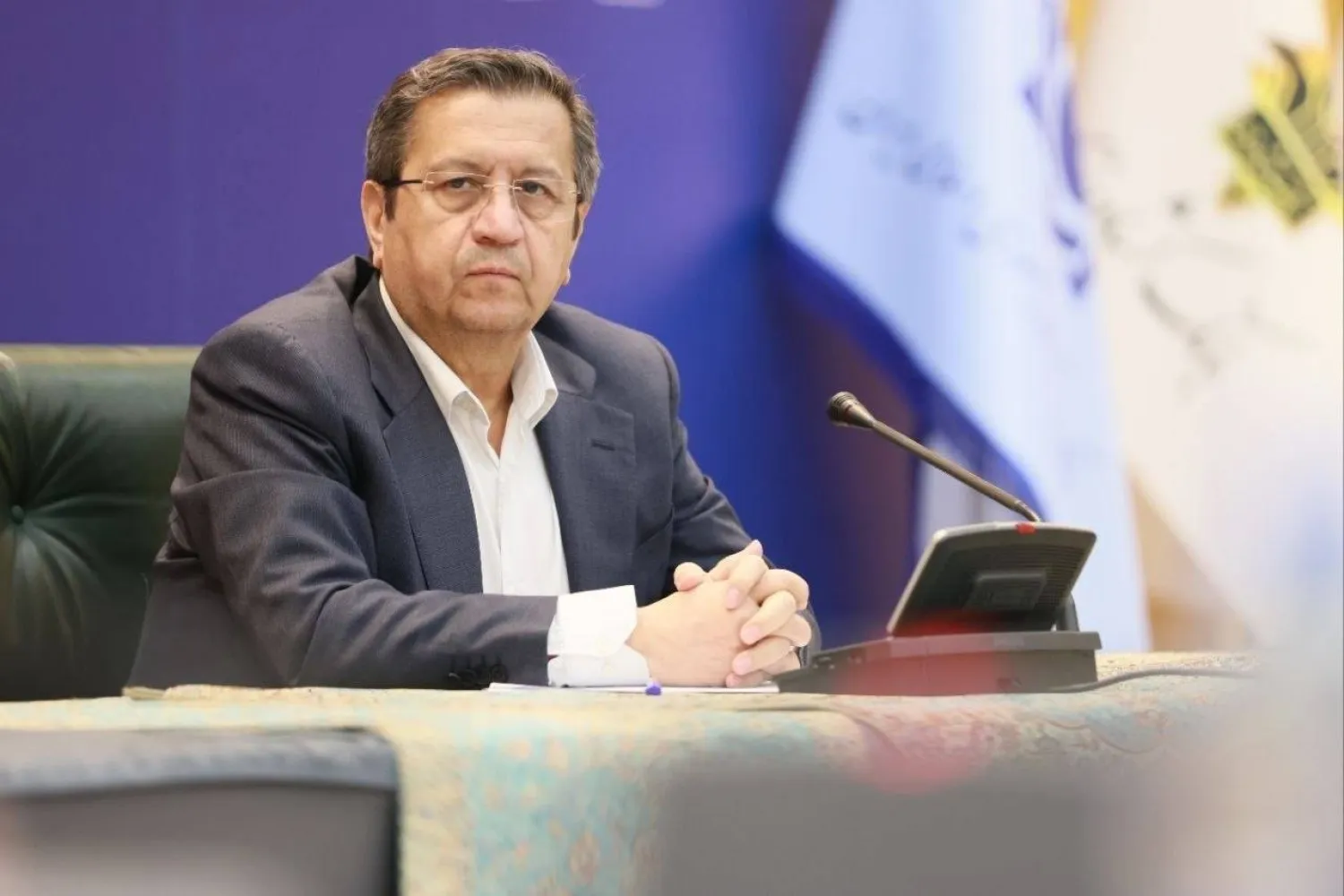 عبد الناصر همتي محافظ البنك المركزي الإيراني خلال مشاركته لاجتماع في الحكومة (الرئاسة الإيرانية)
