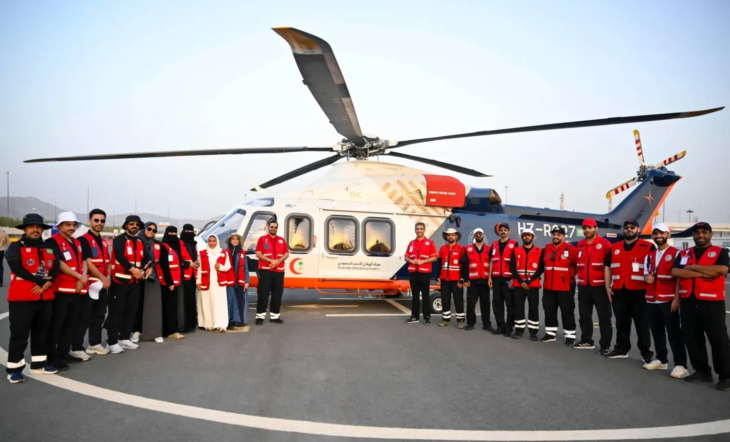 Ambulans helikopterler, hacı adaylarına hizmet etmek için gökyüzünde asılı duran can damarları gibi (Fotoğraf: Beşir Salih)