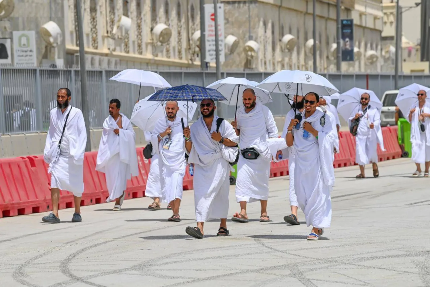 تدفُّق الحجاج إلى مشعر منى سار بكل يسر وسهولة مدعوماً بالخدمات كافة (تصوير: علي خمج)