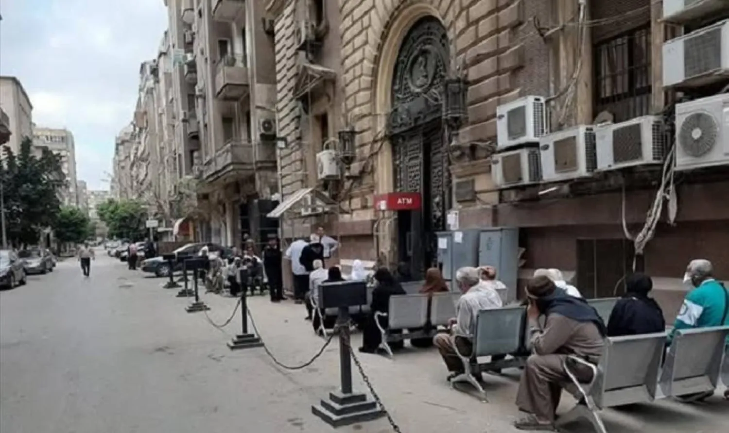 مصريون أمام أحد بنوك وسط القاهرة لصرف معاشاتهم (أرشيفية - صفحة وزارة التضامن الاجتماعي المصرية على «فيسبوك»)