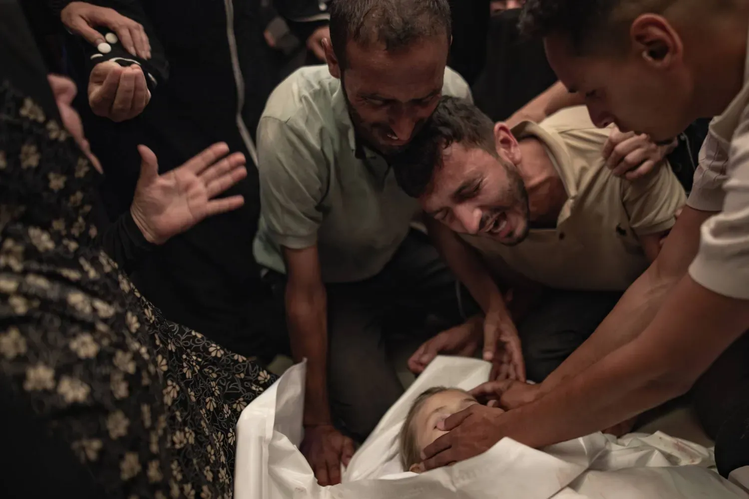 Dün Gazze'nin güneyindeki Han Yunus'ta bulunan Nasır Hastanesi'nde kızının cenazesinin başında ağlayan bir baba (EPA)