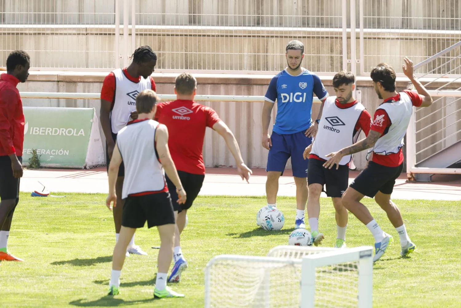 لاعبو رايو فايكانو يستعدون لنهائي دوري المؤتمر الأوروبي (إ.ب.أ)