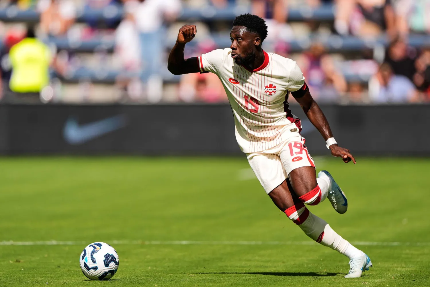 ألفونسو ديفيز لاعب بايرن ميونيخ ومنتخب كندا (أ.ب)