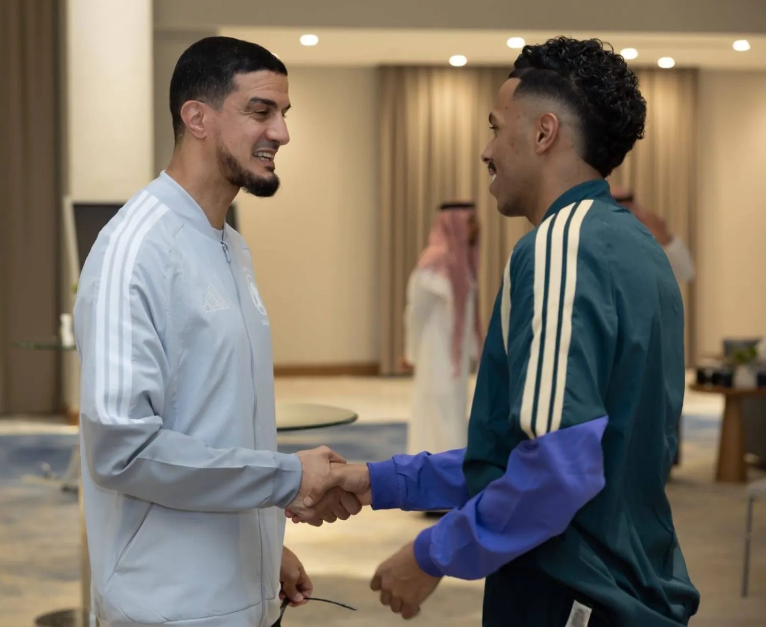 المفرج يصافح الجوير في معسكر التجمع بالرياض قبل المغادرة إلى أميركا (المنتخب السعودي)