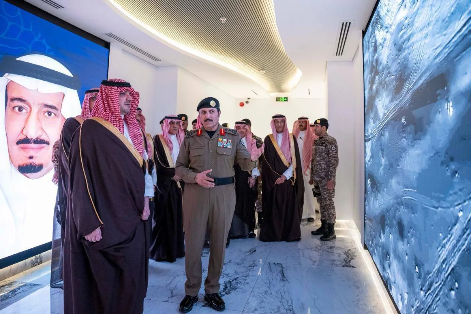 الأمير عبد العزيز بن سعود بن نايف يطلع على سير العمل في مركز القيادة والسيطرة لأمن الحج (الداخلية)