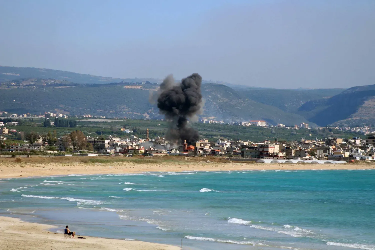  İsrail'in güney Lübnan'a düzenlediği hava saldırısının ardından duman yükseliyor (AFP)