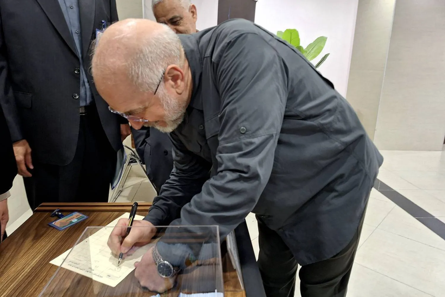 صورة نشرها موقع البرلمان الإيراني لقاليباف خلال مشاركته في انتخابات داخلية للبرلمان أُعيد بموجبها انتخابه رئيساً (موقع البرلمان)