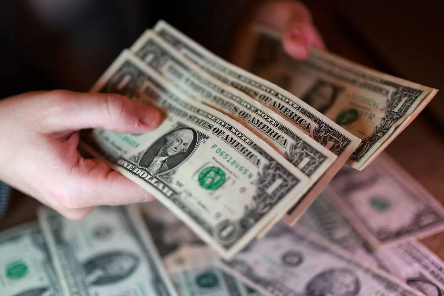 أوراق نقدية من فئة الدولار الأميركي (رويترز)