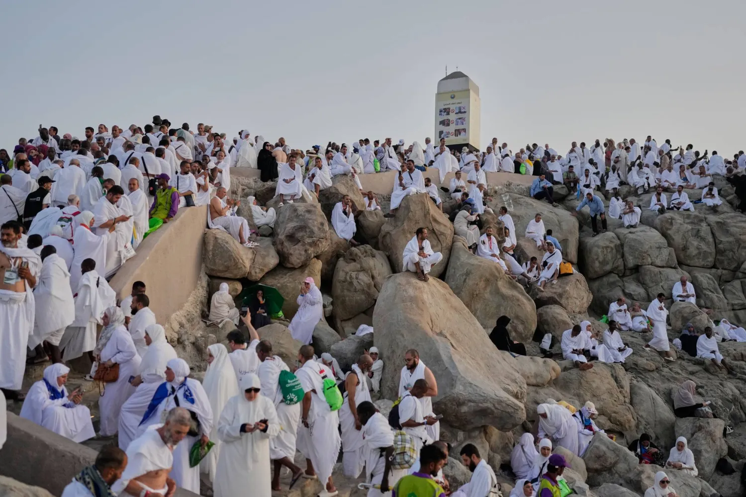 تجمع الحجاج أعلى صعيد جبل عرفات (أ.ب)