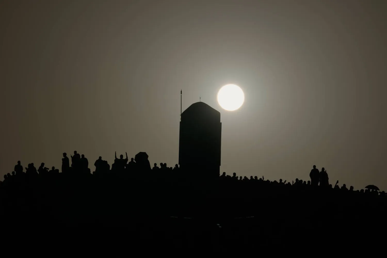شروق الشمس أعلى جبل الرحمة في صعيد عرفات (أ.ب)