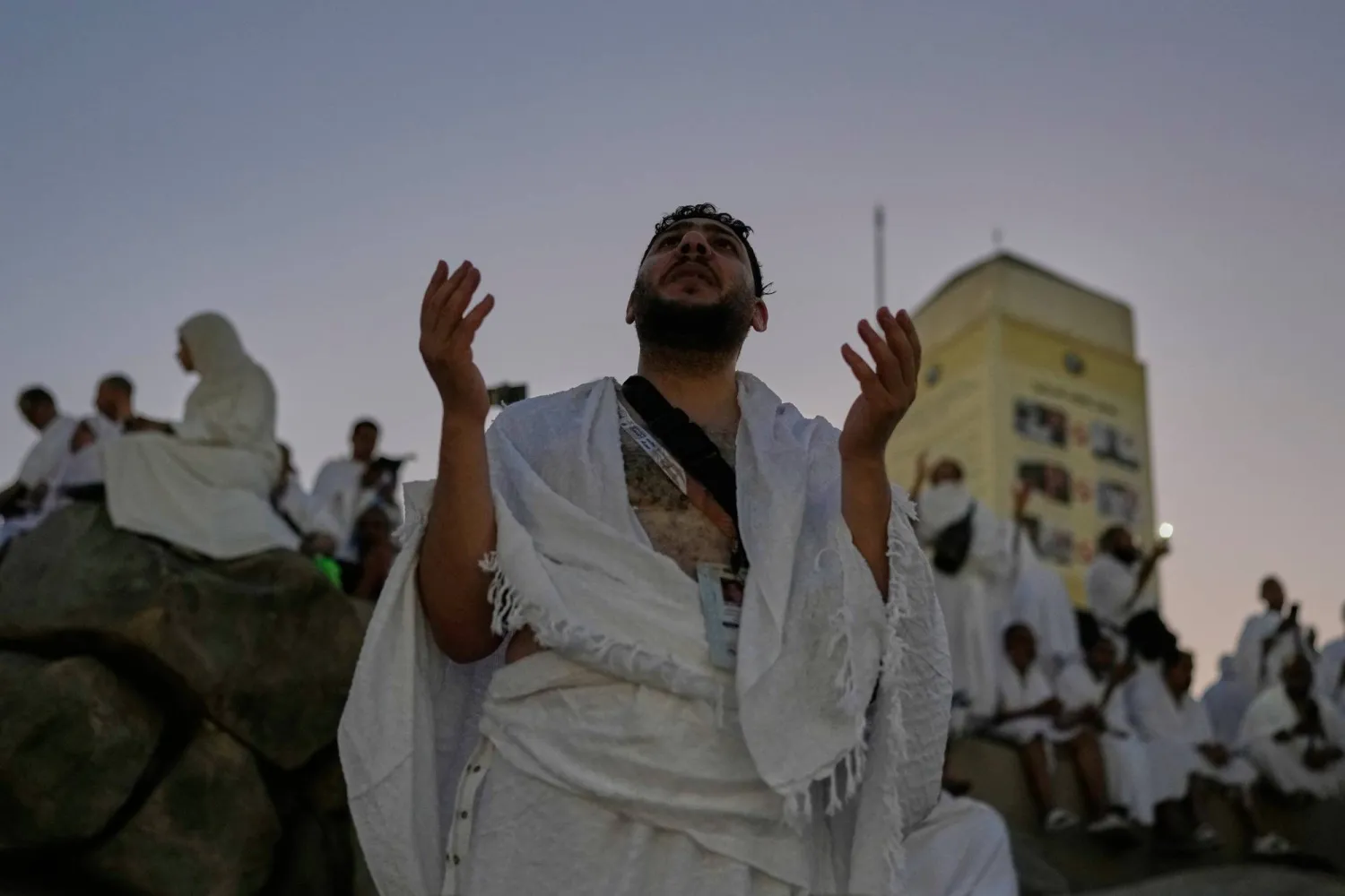 يلهج الحجاج بالدعاء والتلبيية في صعيد مشعر عرفات (أ.ب)