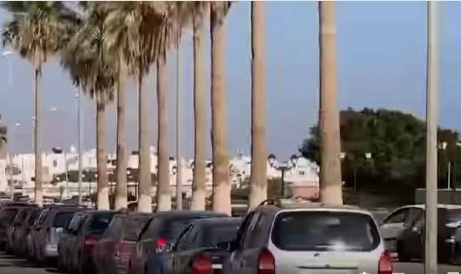 طابور سيارات بالقرب من إحدى محطات الوقود في درنة شرق ليبيا في تسجيل مصور نقلته وسائل إعلام محلية