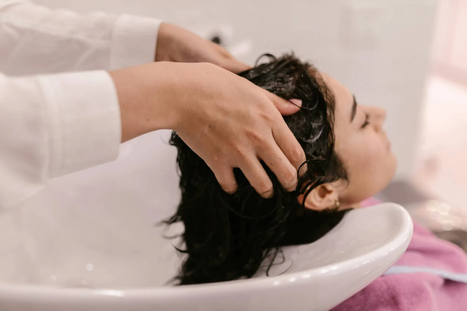 تقليل غسل الشعر يمكن أن يساهم في الحد من دهنيته (بيكسلز)