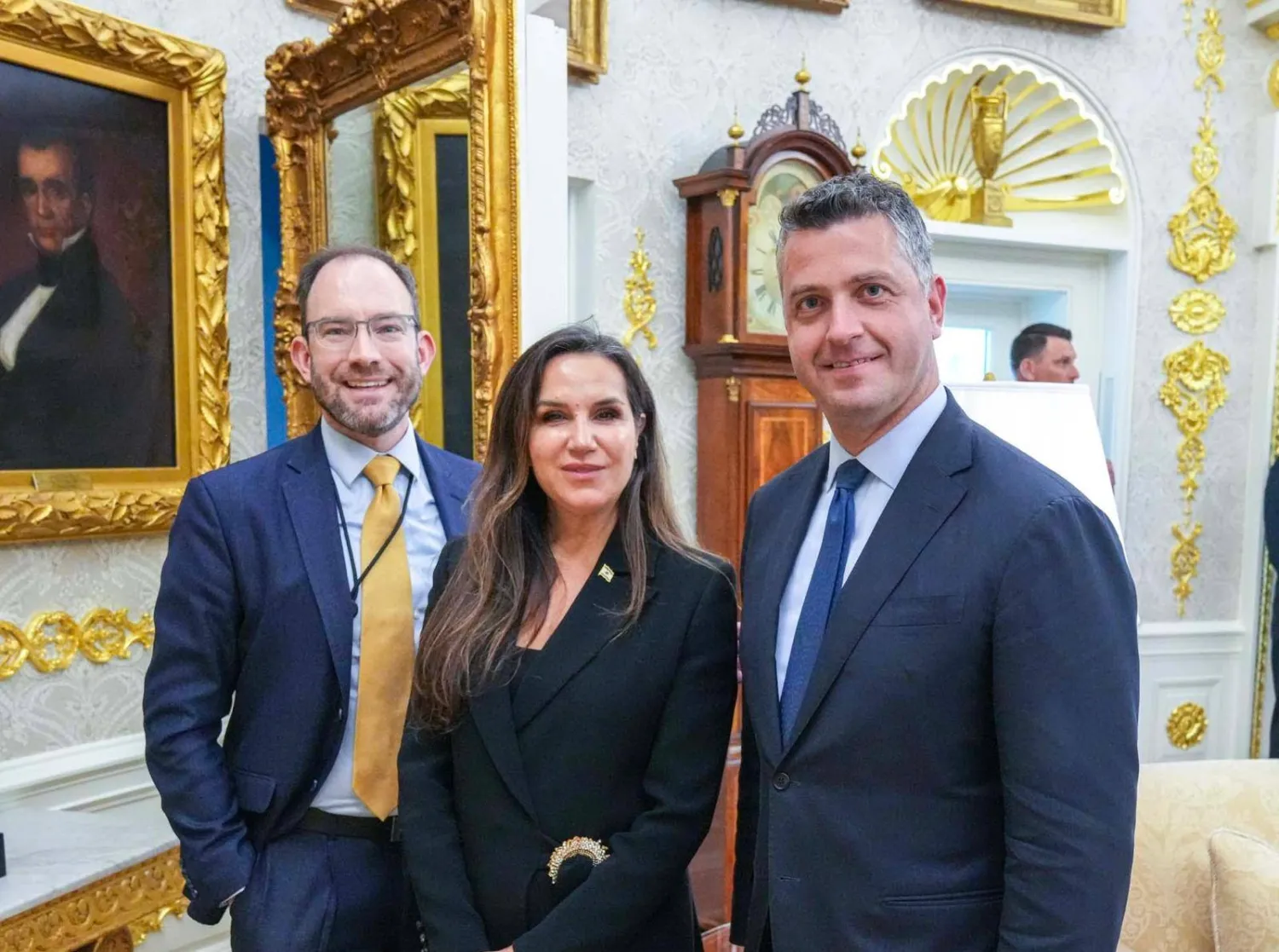 السفيرة اللبنانية لدى الولايات المتحدة ندى حمادة معوض تتوسط مساعد الرئيس الأميركي دونالد ترمب نائب مستشار الأمن القومي مايكل نيدهام والمسؤول بمجلس الأمن القومي آندي بايكر (خاص)