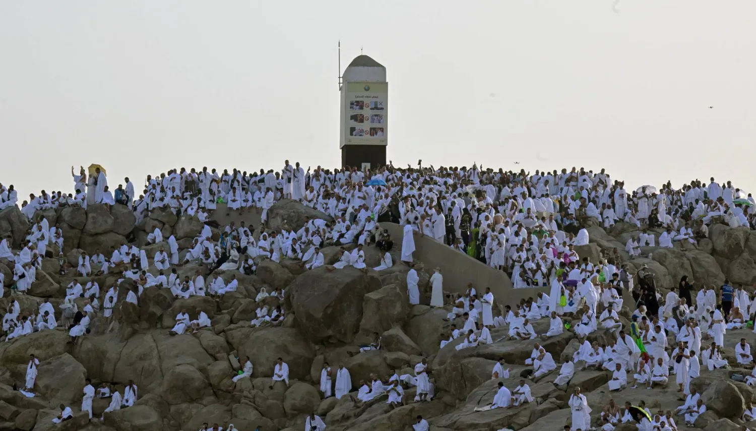 Hacılar, bağışlanma ve rahmet dileğiyle telbiye, tekbir ve dualar eşliğinde Arafat Vakfesi’ni eda etti. (Fotoğraf: Beşir Salih)