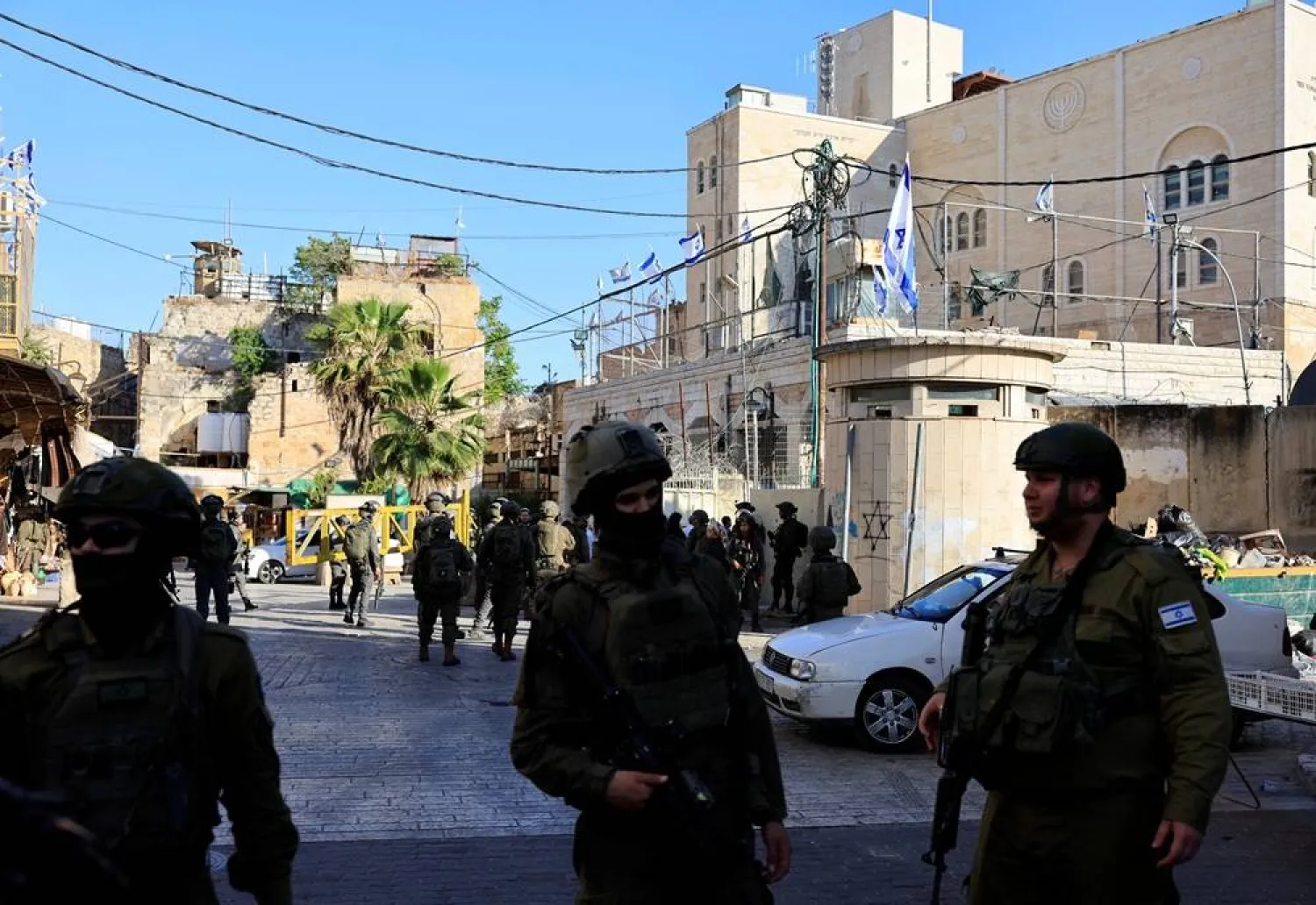  Israeli soldiers keep watch during a weekly settlers' tour in Hebron, in the Israeli-occupied West Bank, May 23, 2026. (Reuters)